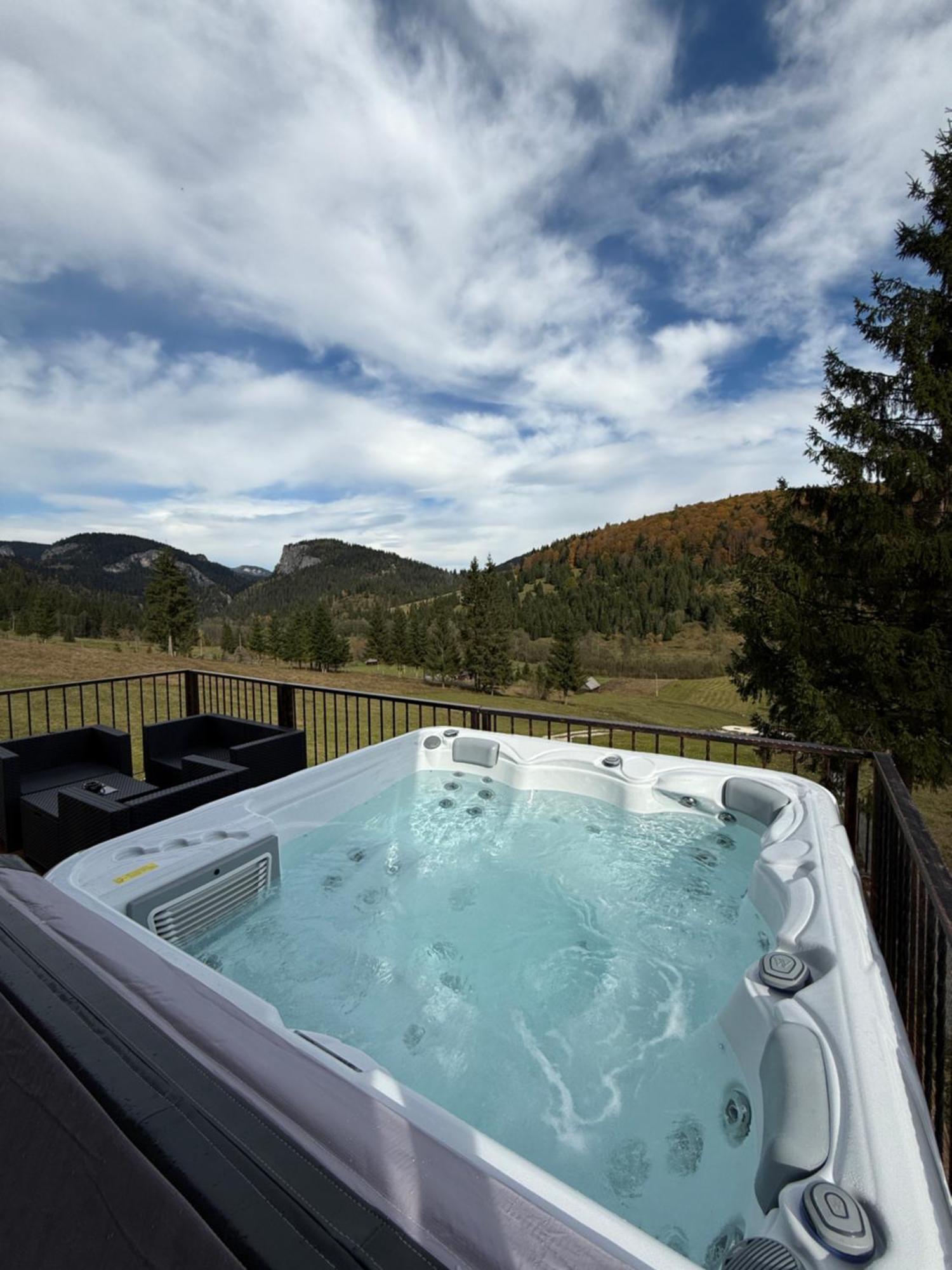 Tiny One Cu Jacuzzi In Tiny Land Villa Lacu Rosu Exterior photo